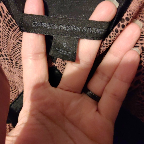 3/ $25 Express top - Picture 4 of 6